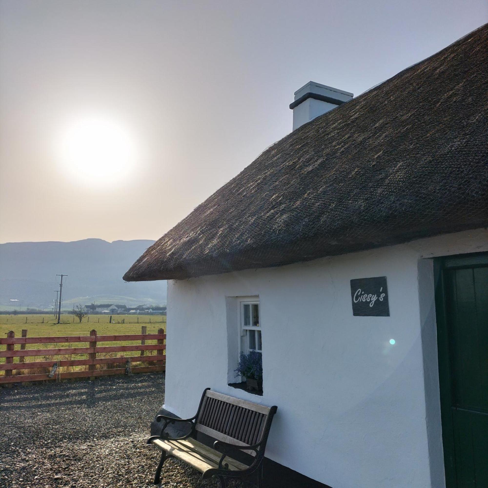 Cissy'S Cottage - Traditional Thatched Cottage, Near To Beach Aghanloo Екстериор снимка