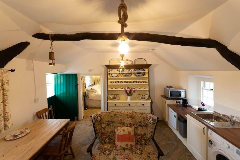 Cissy'S Cottage - Traditional Thatched Cottage, Near To Beach Aghanloo Екстериор снимка