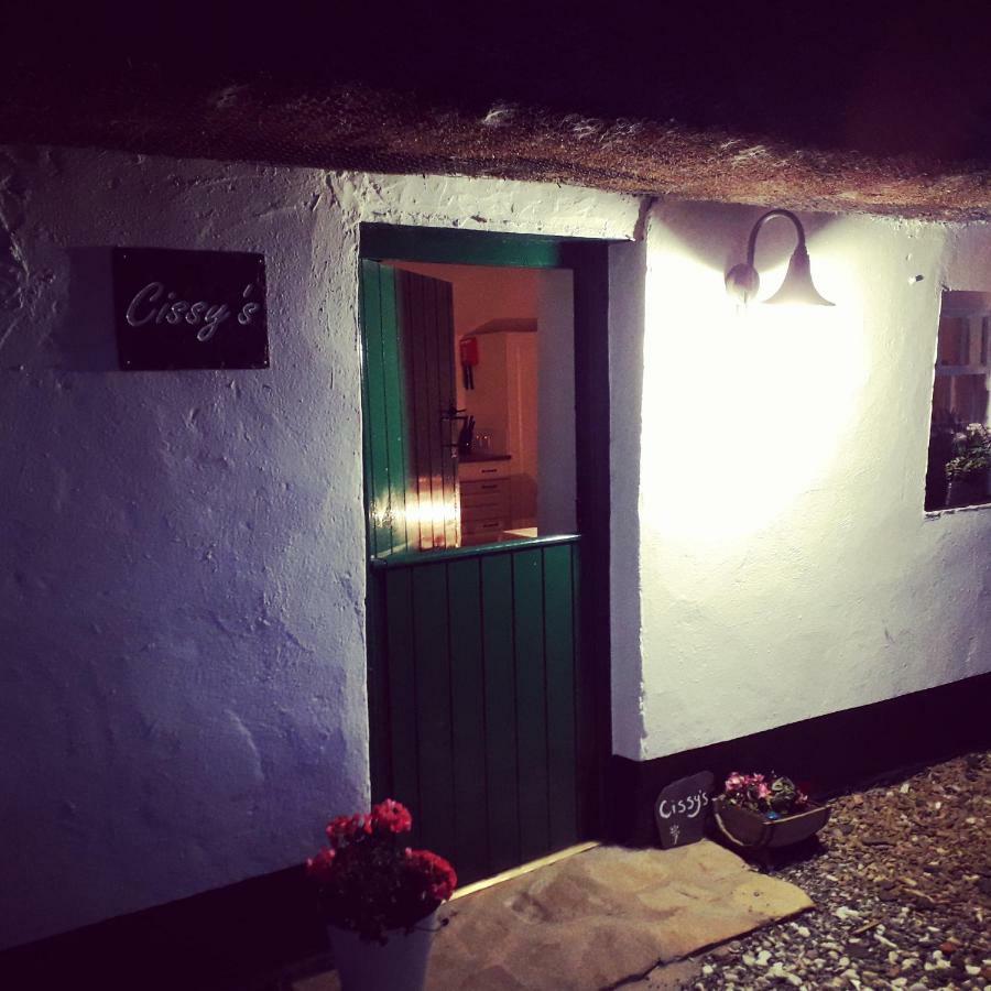 Cissy'S Cottage - Traditional Thatched Cottage, Near To Beach Aghanloo Екстериор снимка